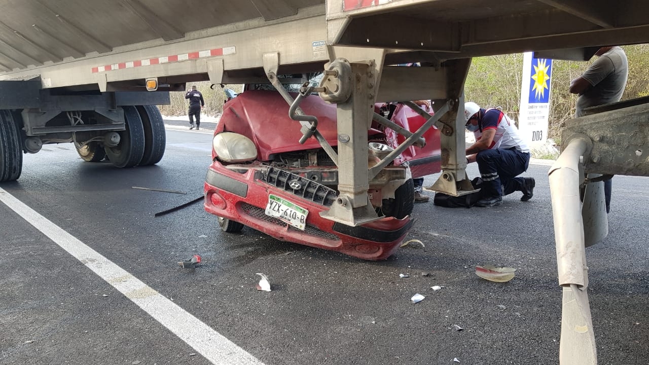 Conductora destroza su auto tras chocar contra un tractocamión en Hunucmá