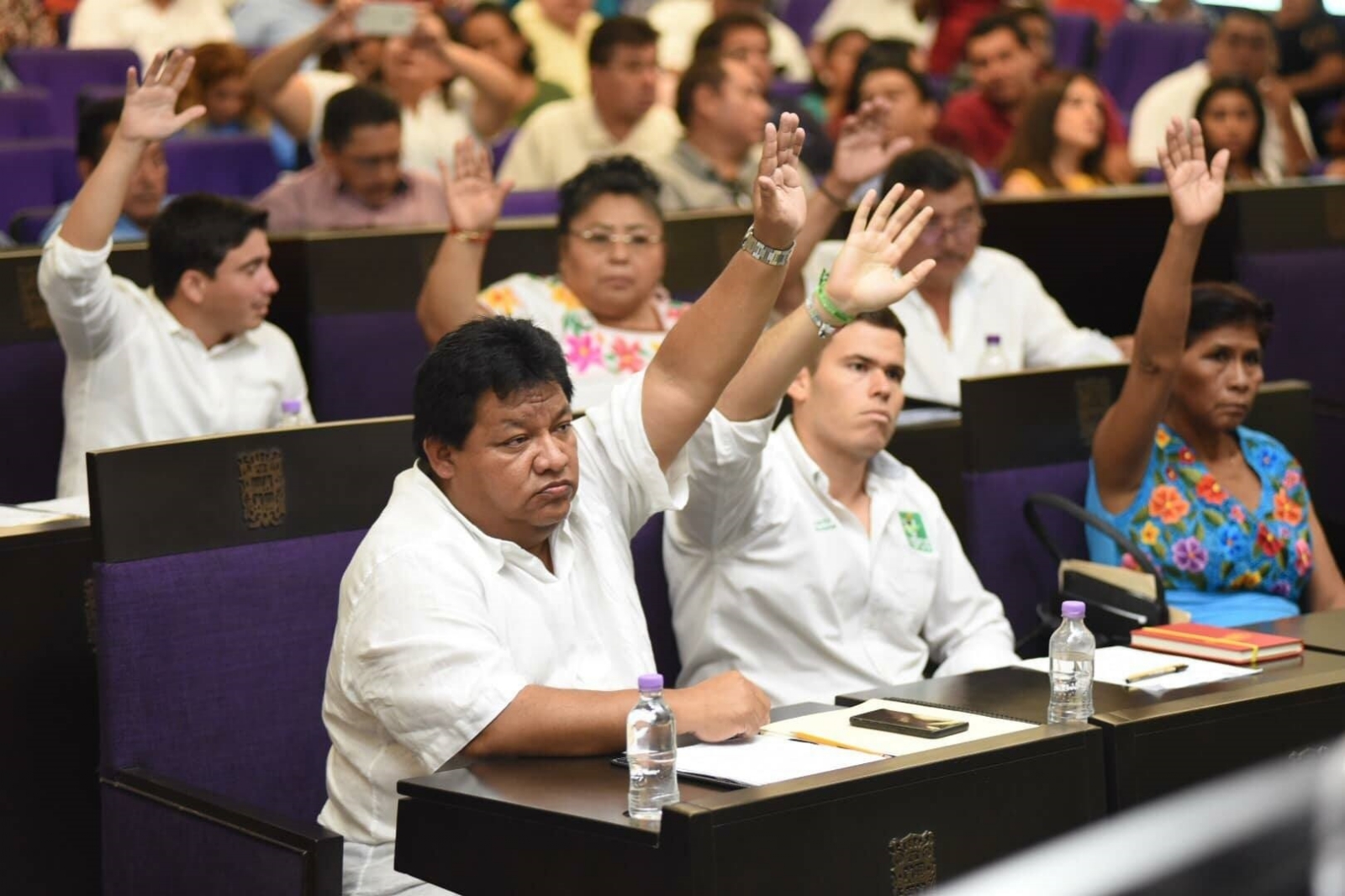 Luis García, candidato por Campeche, cobra en el Congreso y en el IMSS, sin trabajar