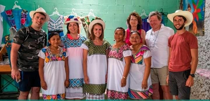 Jóvenes dejan de usar hipiles y olvidan otras tradiciones mayas en Playa del Carmen