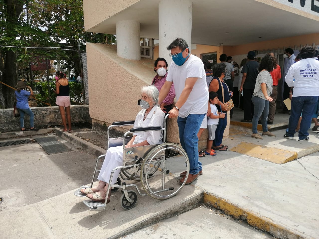 Vacunan a abuelitos de Mérida contra COVID-19 en Santa Rosa: EN VIVO