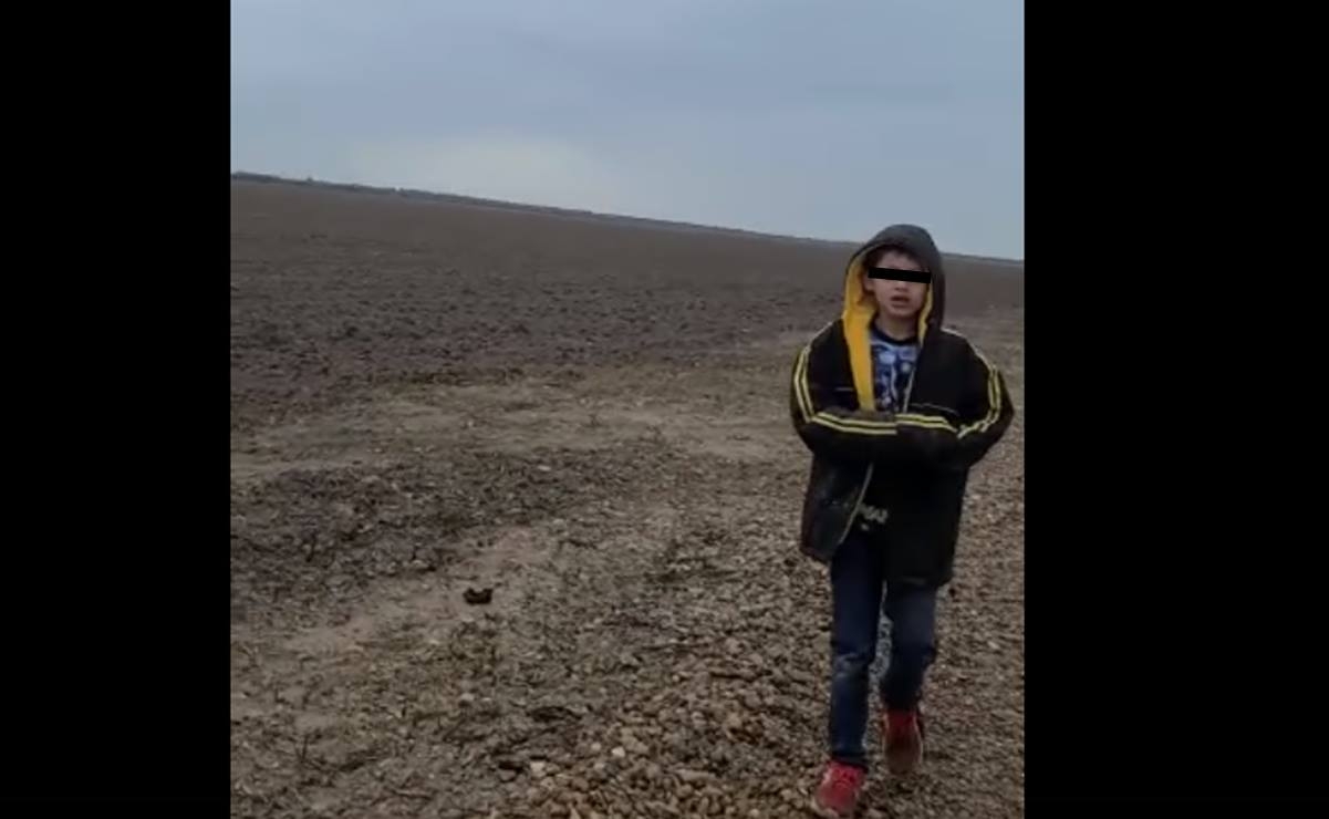 Niño migrante llora después de ser abandonado en la frontera