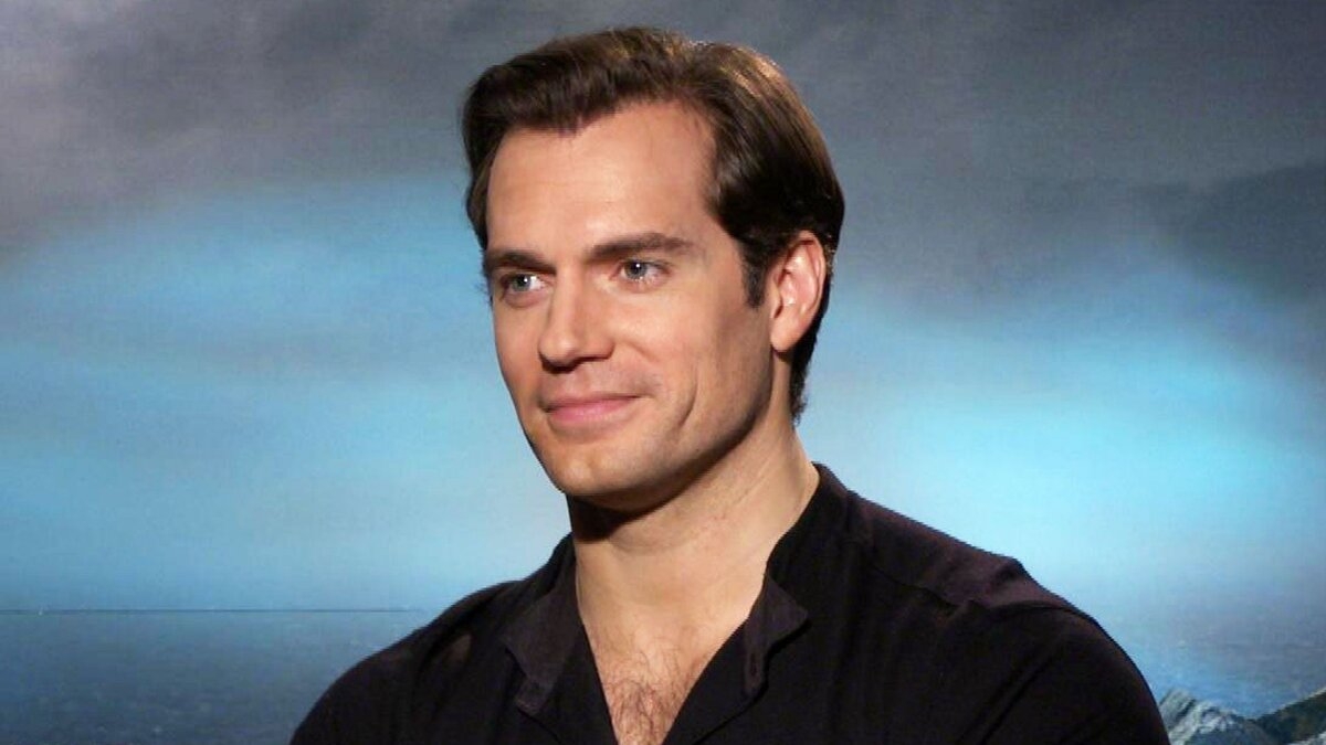 Henry Cavill se muestra con su nueva novia