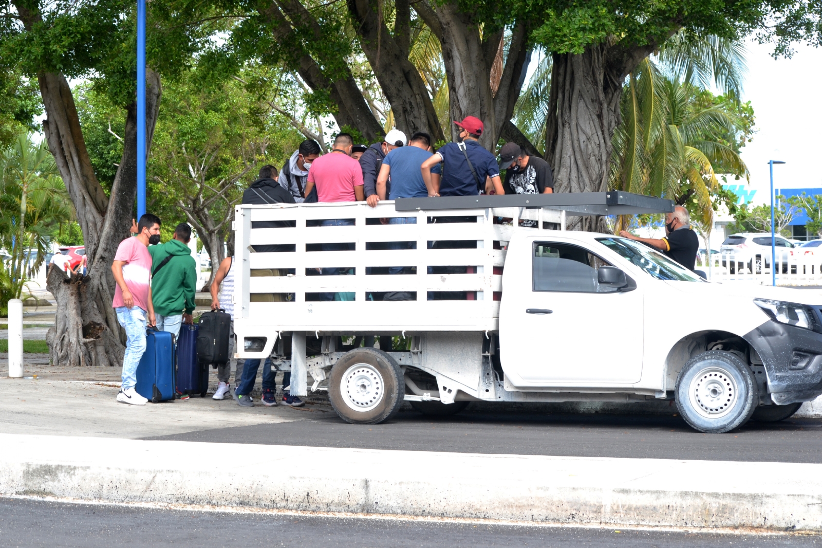 Detienen a 17 migrantes centroamericanos en el aeropuerto de Cancún