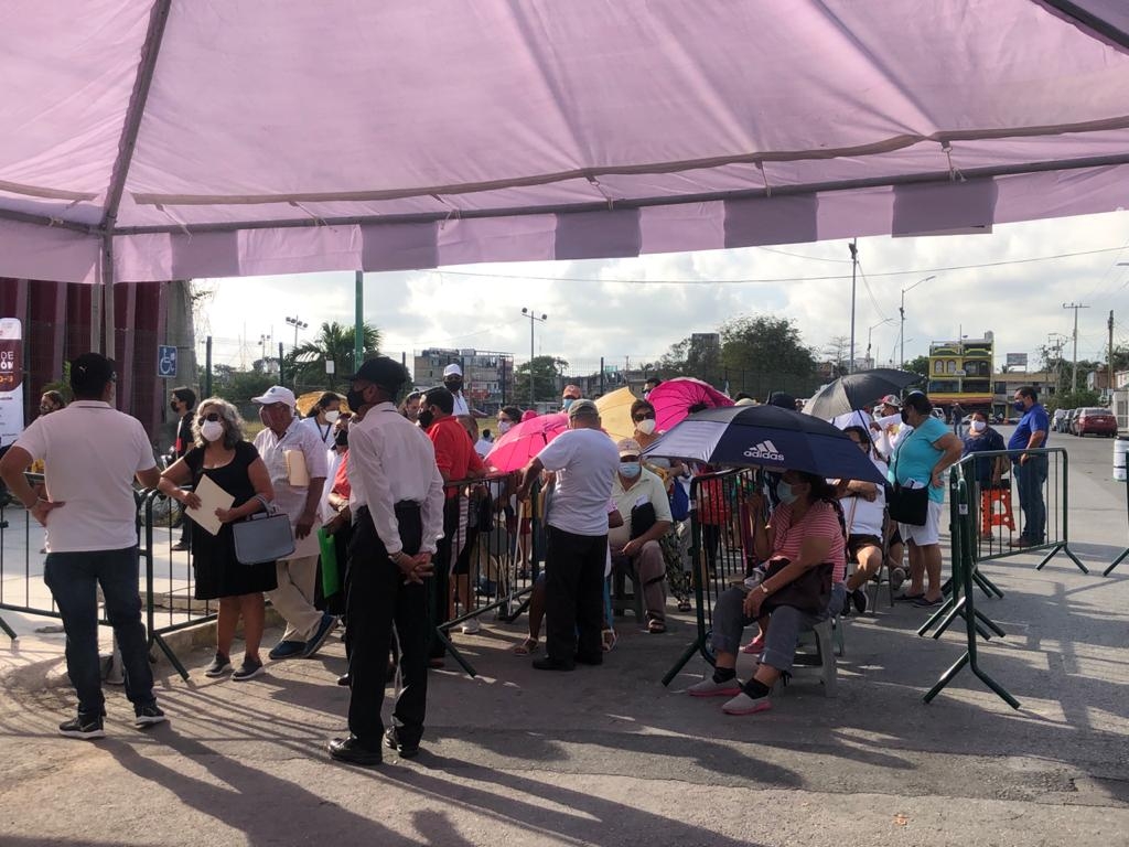 500 adultos mayores acuden a ser vacunados contra el COVID-19 en Cancún