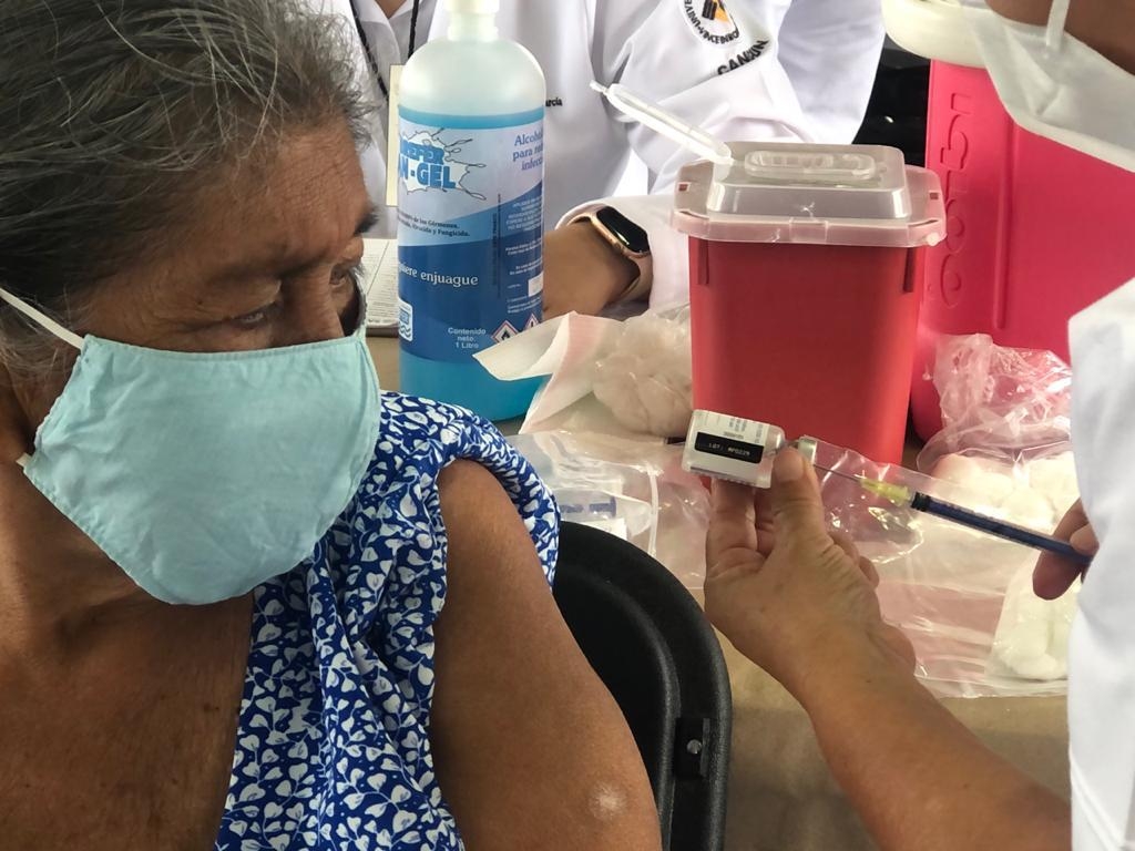 La inoculación inició desde temprano en la Región 94 de Cancún