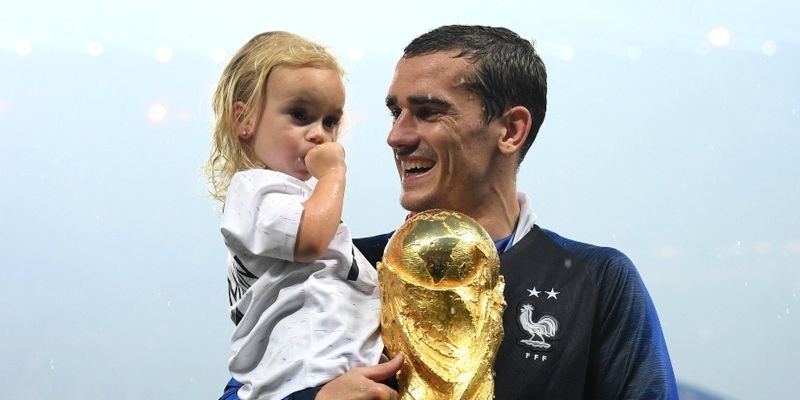 Griezmann se convierte en padre por tercera ocasión; todos sus hijos nacieron el mismo día