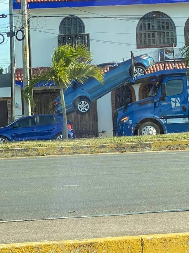 Un vehículo que era transportado en una 'madrina' cayó sobre otro auto en Chetumal