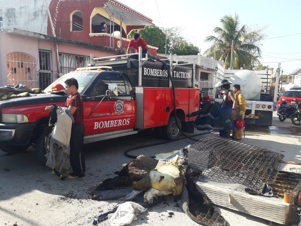 Cortocircuito provoca fuerte incendio de una vivienda en Ciudad del Carmen