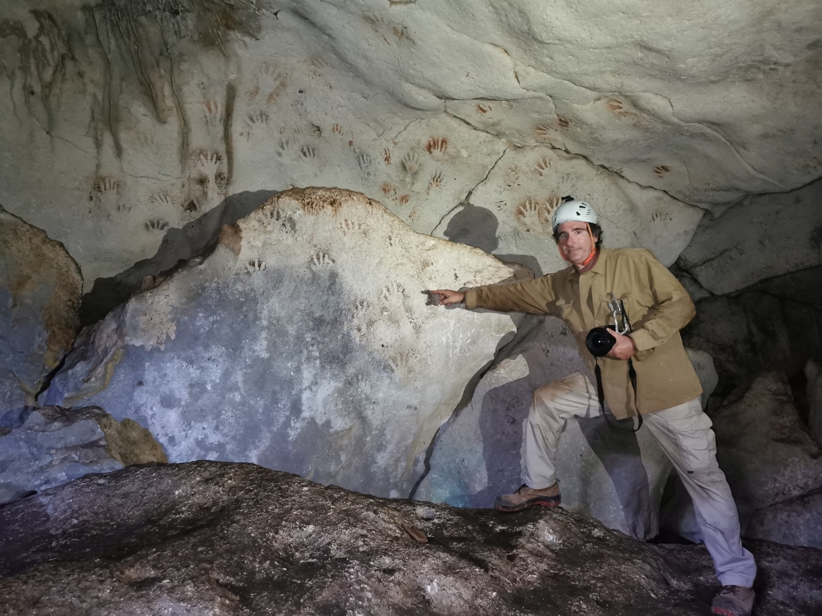 Huellas de manos halladas en una cueva subterránea