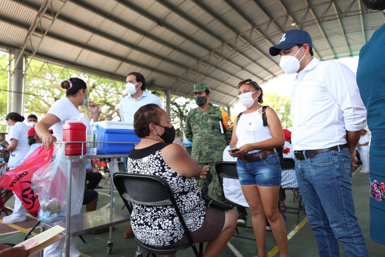 Mauricio Vila supervisa vacunación contra COVID-19 en el Pueblo Mágico de Izamal