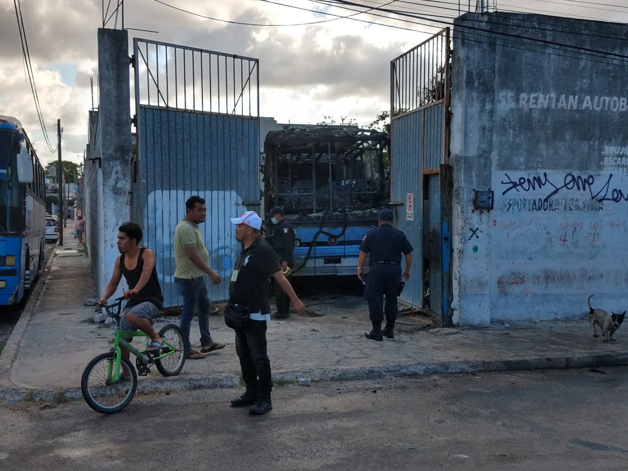 Lanzan bombas molotov contra dos camiones de transporte público en Cancún