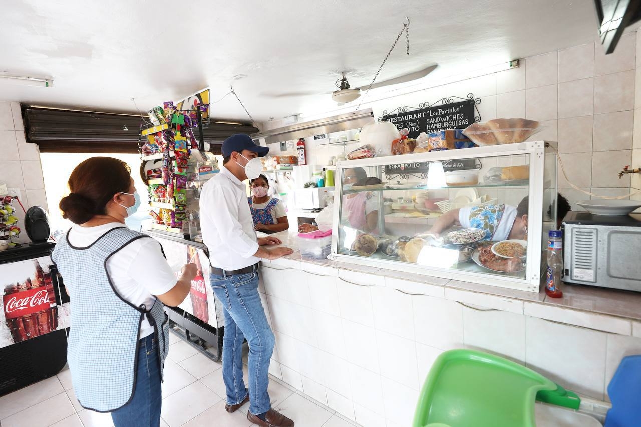 Mauricio Vila compra una torta de asado en el mercado del Pueblo Mágico de Izamal