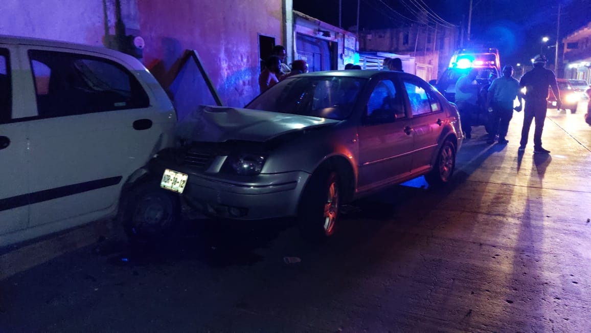 Ebrio se estrella contra dos autos estacionados en Ciudad del Carmen