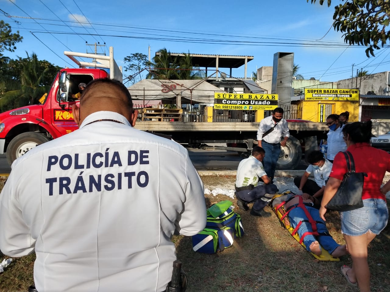 Motociclista es atropellado por saltarse un alto en la Región 99 de Cancún