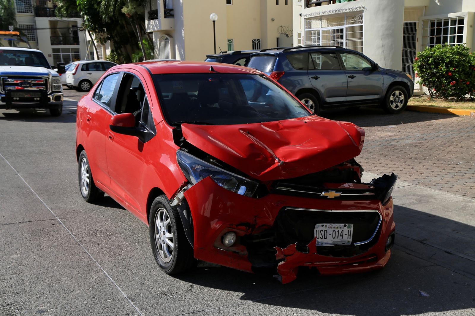 Así quedó el auto luego de embestir al motociclista