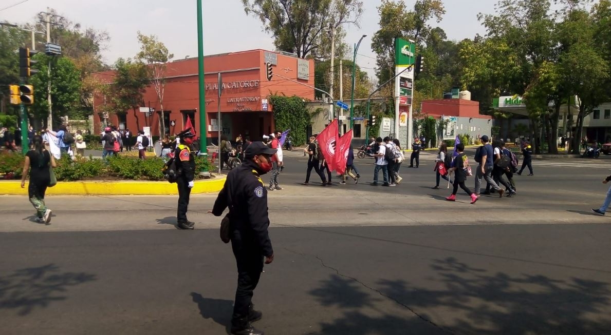 Maestros bloquean AV. Insurgentes, buscan aumento salarial: VIDEOS