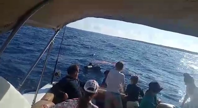 Rescatan a canadienses por hundimiento de embarcación en Playa del Carmen: VIDEO