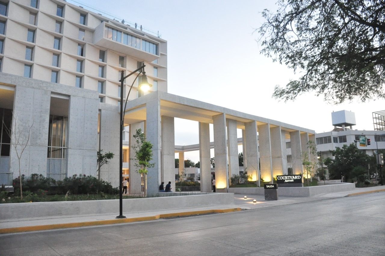 El hotel se encuentra sobre la Avenida Colón