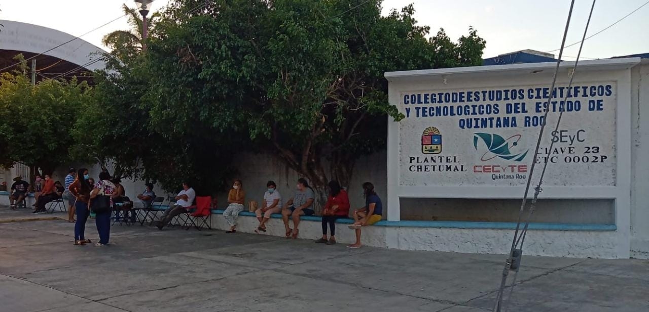 Chetumaleños comienzan a hacer fila para recibir vacuna contra COVID-19