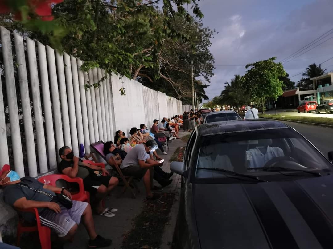 Cerca de 700 personas 'madrugan' para ser vacunadas contra el COVID-19 en Chetumal