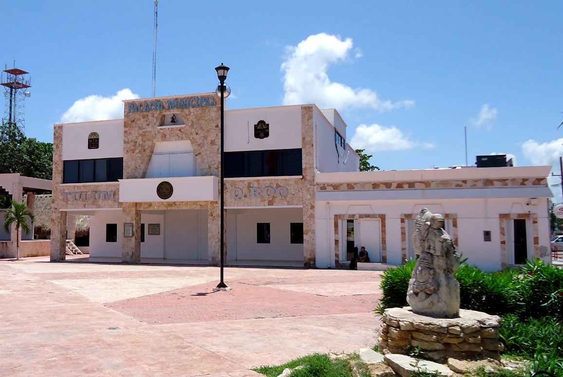 Los otros mensajes fueron colocados en la avenida Cobá y otro en la glorieta de Aldea Zama