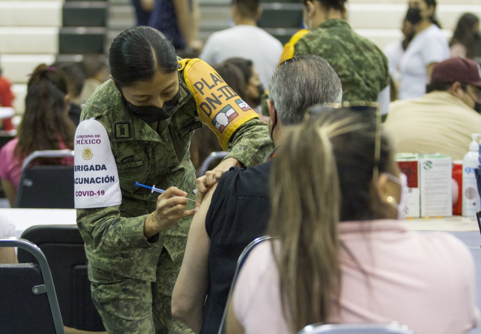 Militares se suman a las labores de vacunación