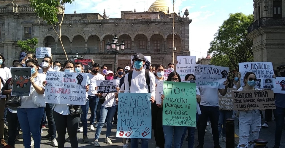 Exigen justicia para hermanos González Moreno afuera de Palacio de Gobierno de Jalisco