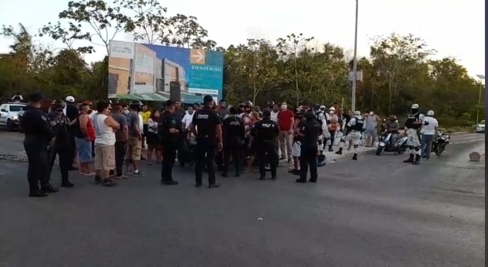 Autoridades fueron a dialogar con las personas del bloqueo