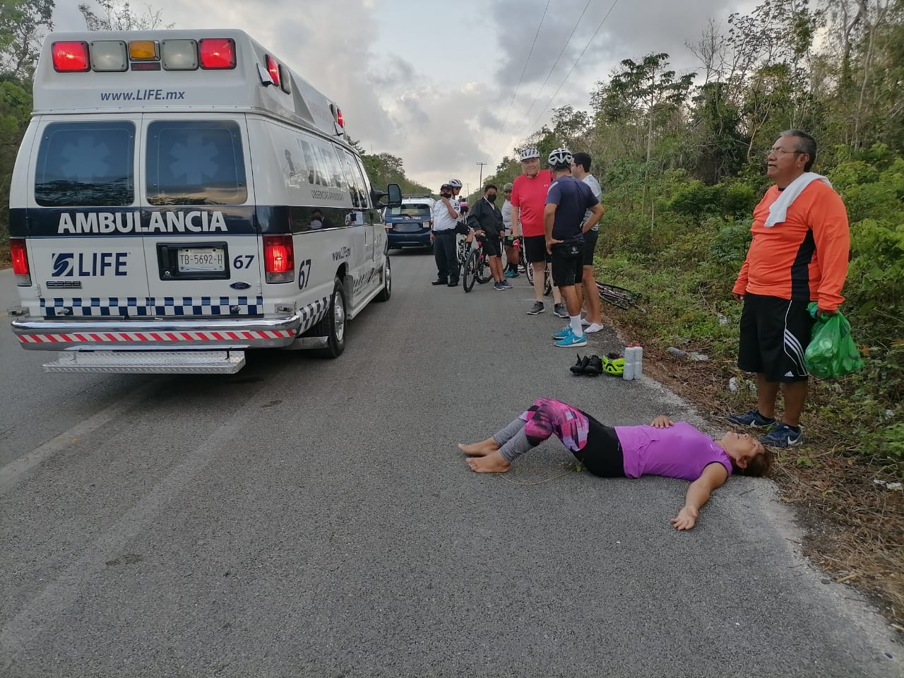 Ciclista distraído se estampa contra mujer de 52 años en Cozumel