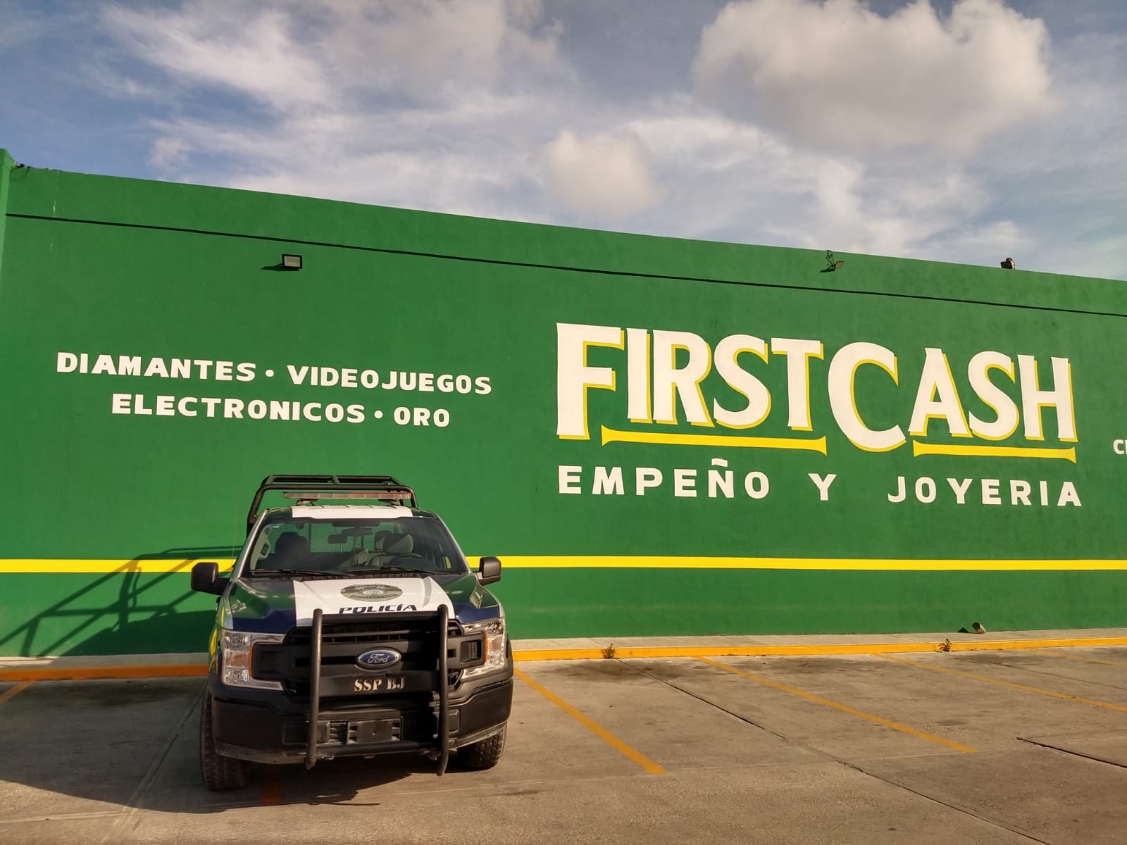 Hombres armados asaltan casa de empeño en Región 248 de Cancún