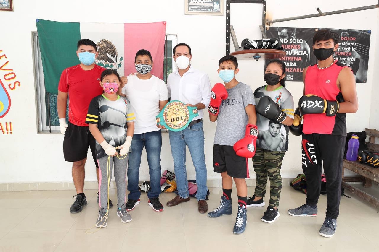 Mauricio Vila visita al excampeón de boxeo, Gilberto Keb, en Hunucmá