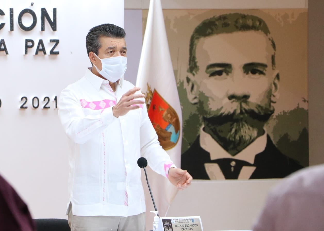 Gobernador de Chiapas pide a normalistas prepararse en lugar de recurrir a la violencia