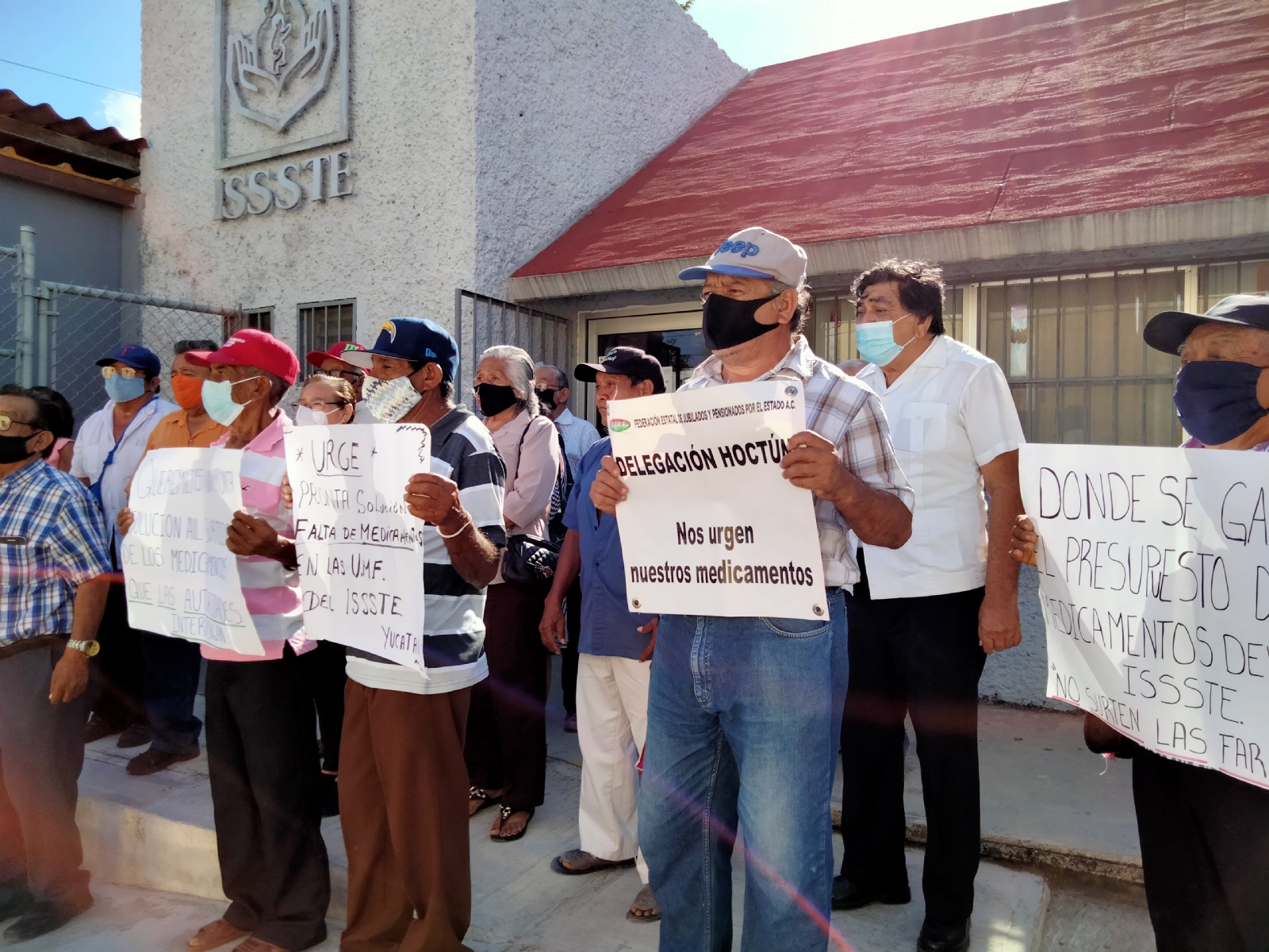 Los manifestantes señalaron que han tenido que comprar los medicamentos