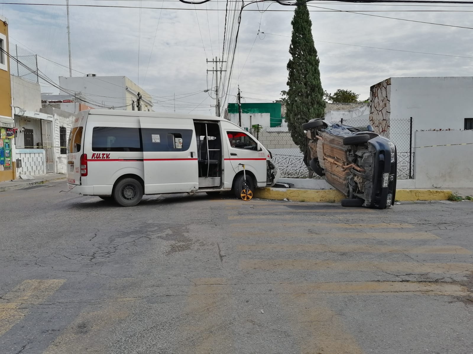 Combi de pasaje choca contra un automóvil en el centro de Mérida