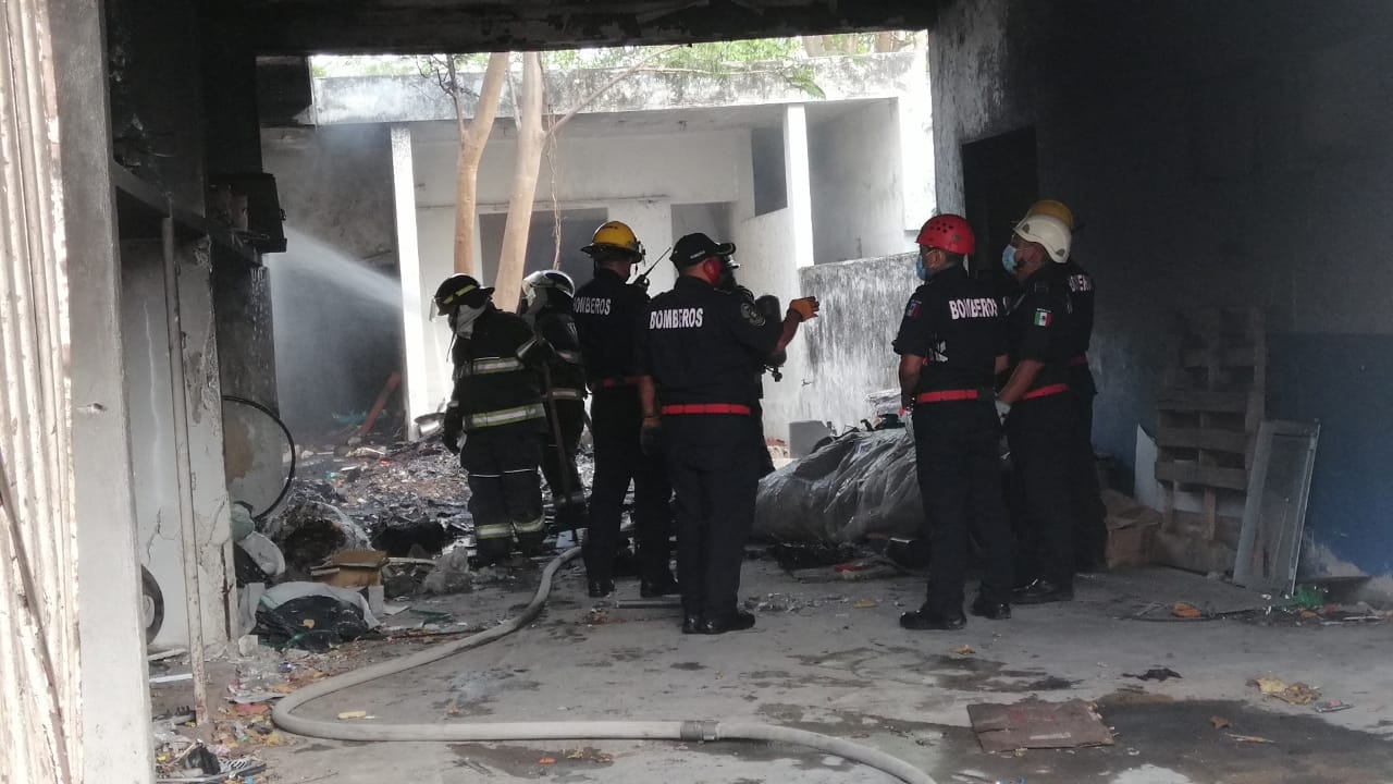 Cortocircuito genera incendio en una bodega de la colonia Vicente Solís en Mérida