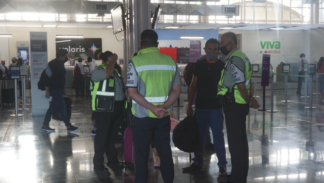 Aeropuerto de Campeche: GN interroga a pasajero por viajar con una menor de edad