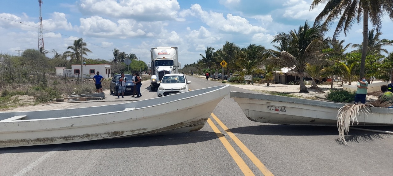 Bloquean tramo carretero Champotón-Ciudad del Carmen para exigir red eléctrica