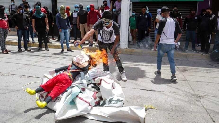 Los estudiantes quemaron propaganda de Morena