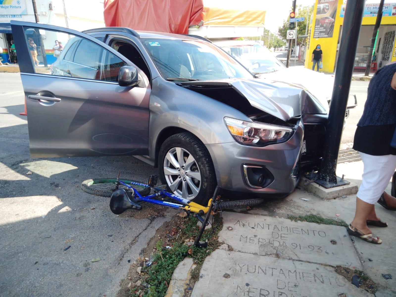 Ciclista la libra, su bicicleta quedó bajo las llantas de un automóvil