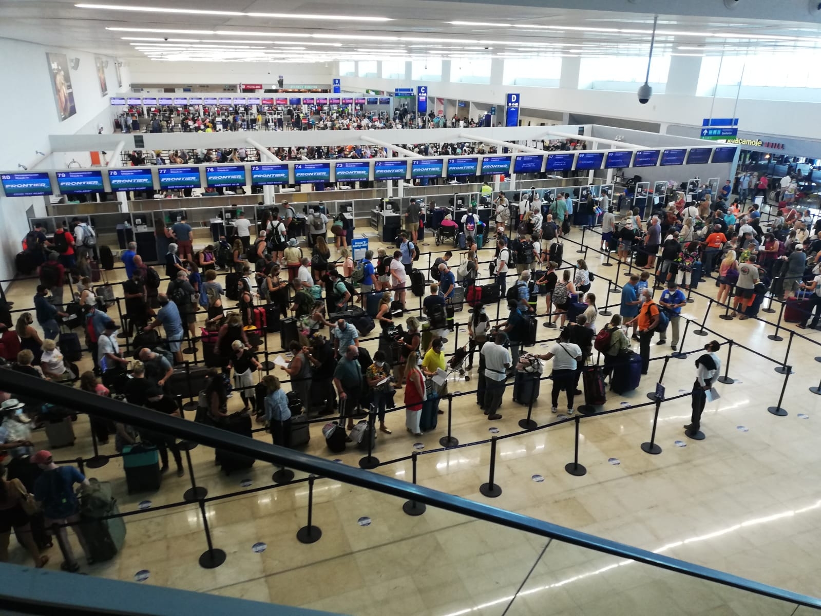 Se evidencia las nulas medidas sanitarias en las filas del aeropuerto