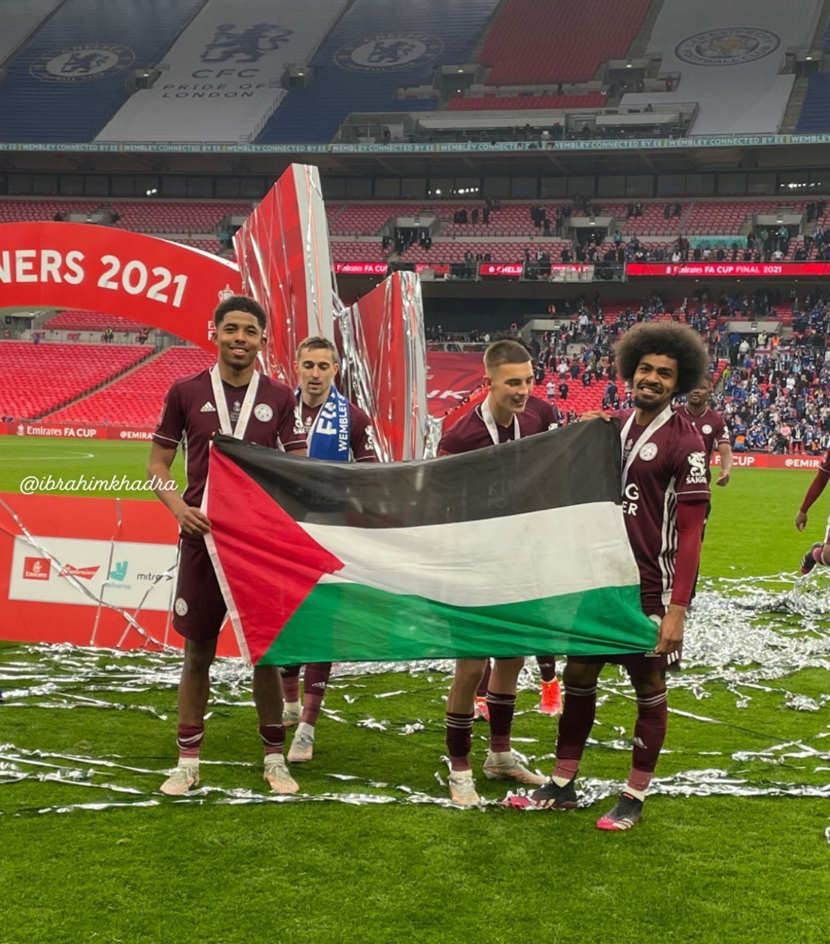 Jugadores del Leicester City ondean la bandera palestina