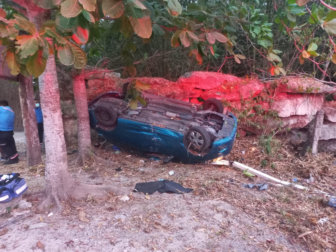 Hombre vuelca su auto en la carretera Tulum-Felipe Carrillo Puerto