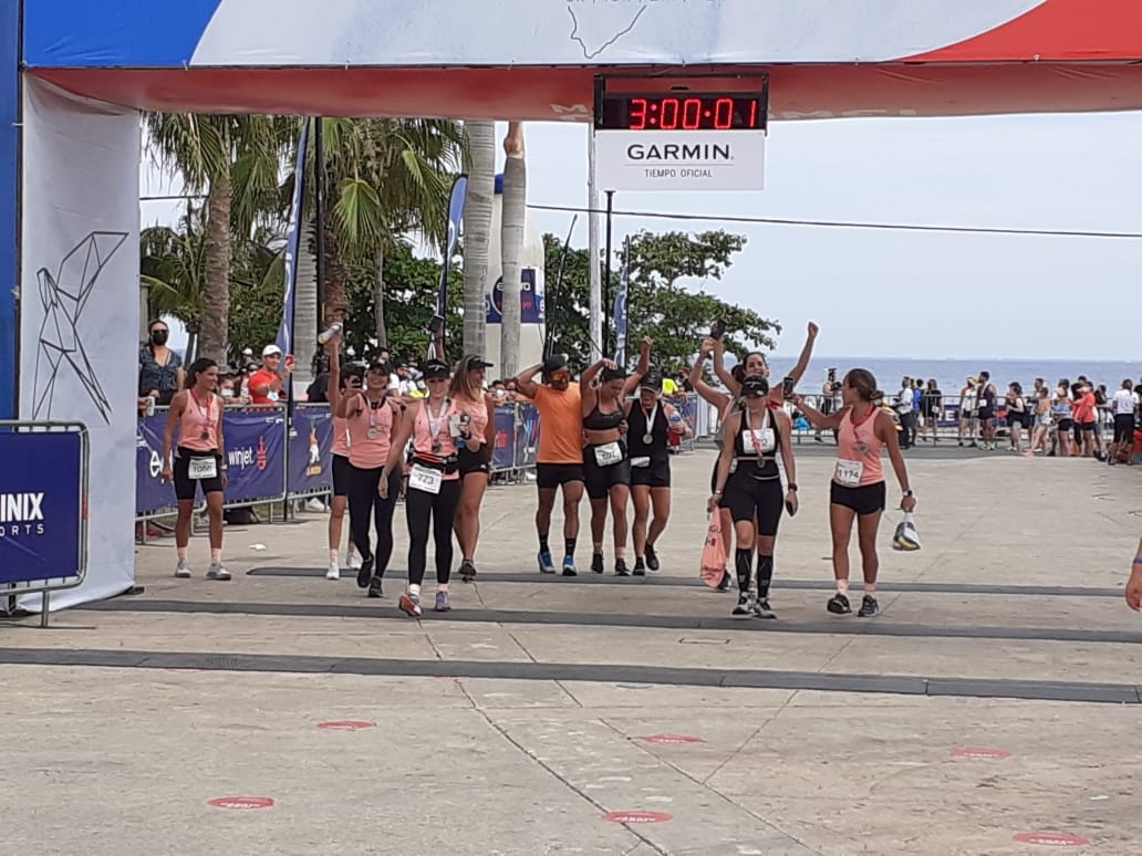 Familiares y amigos de los atletas incumplieron con las medidas sanitarias al presenciar el Maratón y Medio Maratón sin cubrebocas en pleno malecón de Cozumel