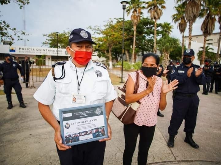 Policía se retira con todos los honores tras 32 años de servicio en Cozumel