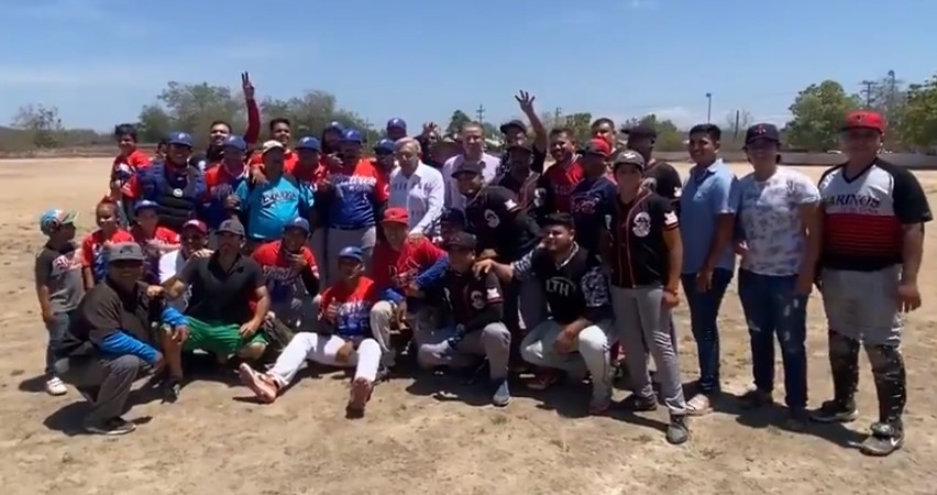 AMLO aprovecha su visita a Sinaloa para 'macanear' en un partido de béisbol