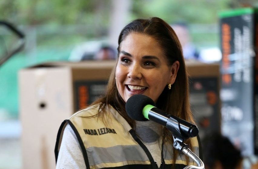 Mara Lezama 'saca el barrio' y rapea durante evento con jóvenes: VIDEO