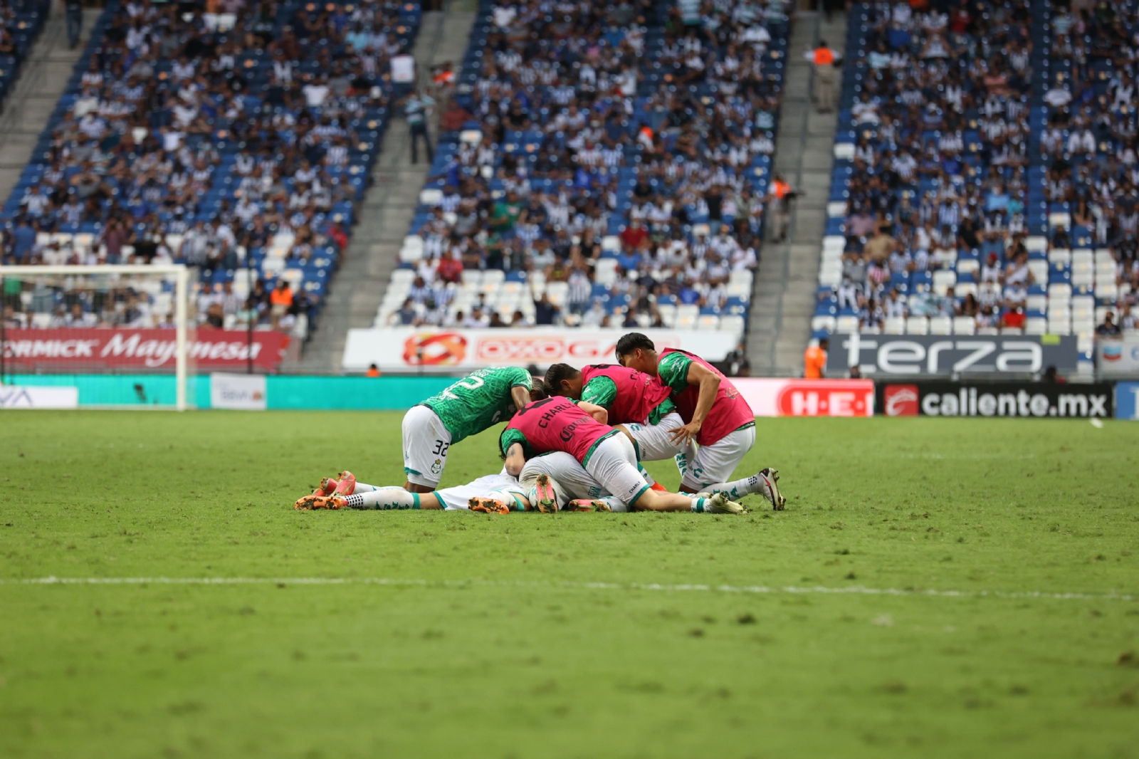 Santos arranca el empate 1-1 a Monterrey y avanza a semifinales