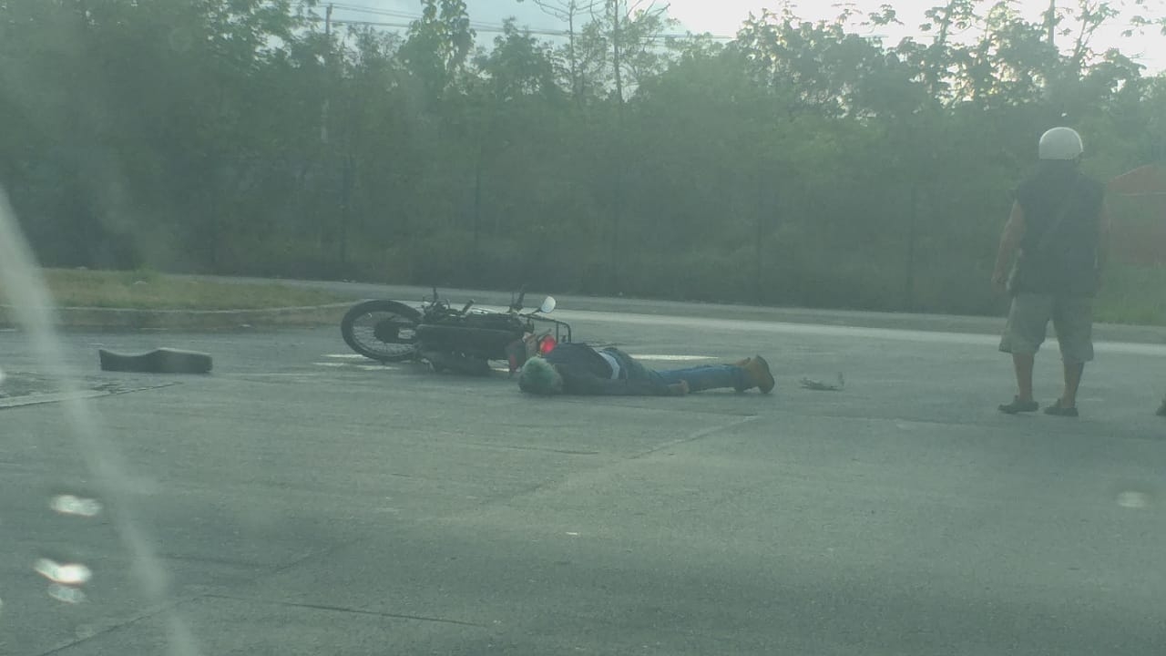 El motociclista terminó en el suelo luego del accidente