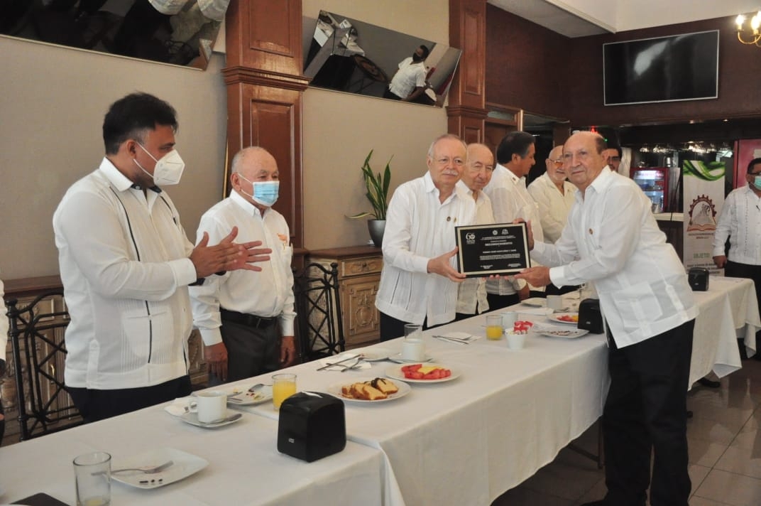 Reconocen trayectoria de maestros en el 60 aniversario del Instituto Tecnológico de Mérida