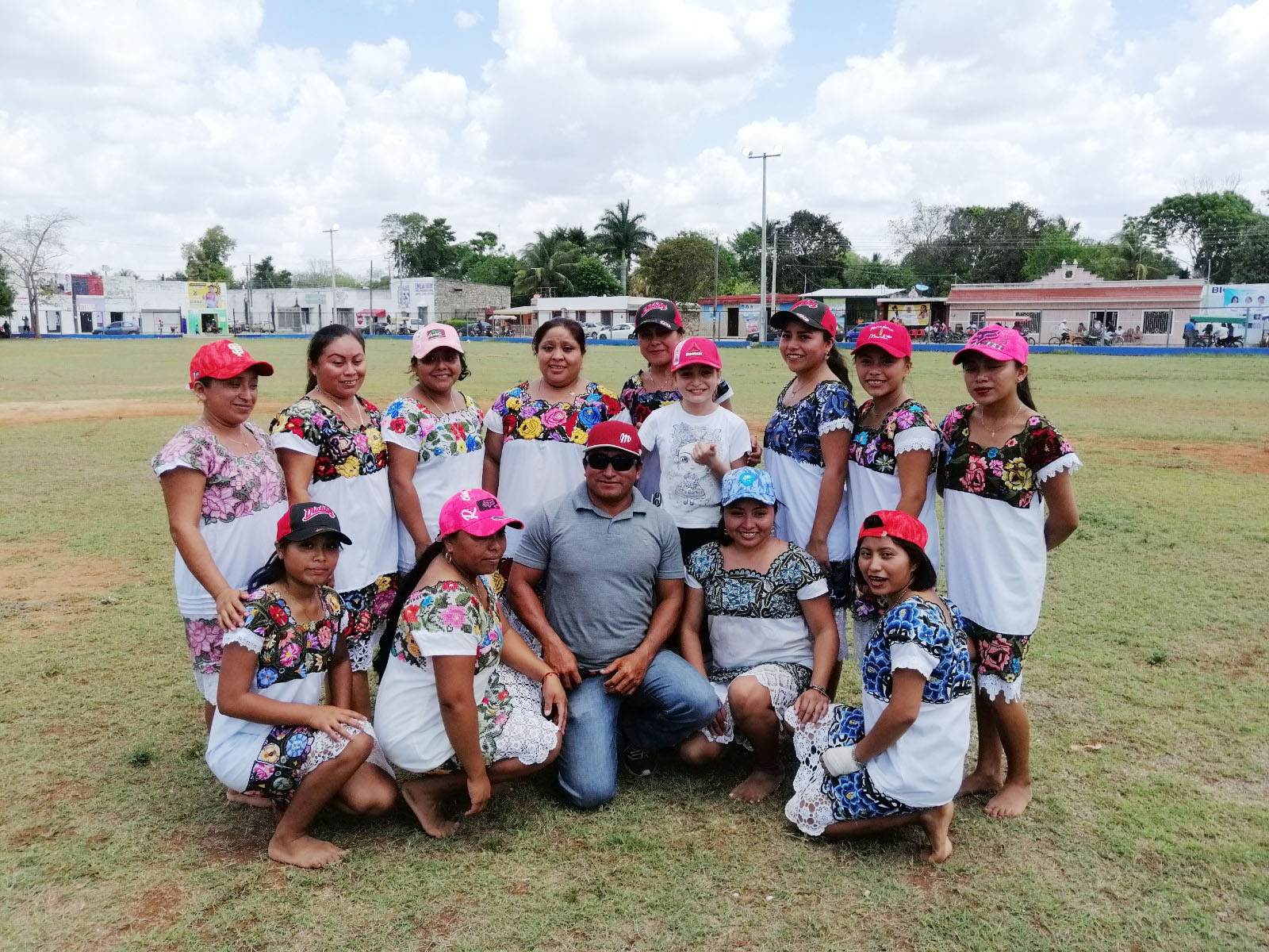 Centellas de Seyé y Diablitas de Yokdzonot protagonizan duelo de softbol en Yucatán